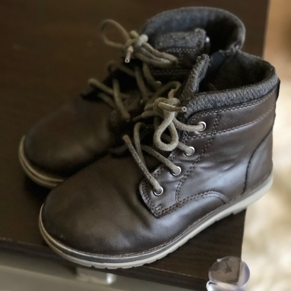 Dark brown children’s boots size 11